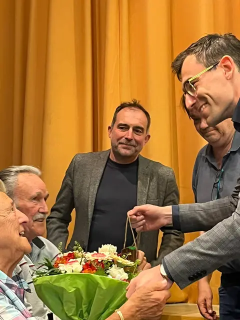 Blumen für die Zeitzeugen Erna und Arnold Gaebler von Thomas Rittelmann, Horst Sommer und Maximilian Rittelmann (v. l.). | Foto: zg
