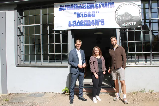 Bald sind die Türen wieder offen: Bürgermeister Stefan Schmutz, Lena Zoller und Jonas Schnabl freuen sich auf die neue "Kiste"