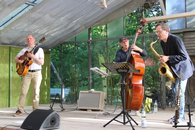 Der erste Frühlingsabend im warmen Glashaus mit "Alternative Facts", der vorgestellten CD von Alberto Menéndez (Saxophon), Michael Arit (Gitarre) und Rudi Engel (Kontrabass)