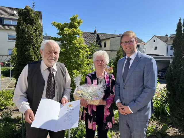 Bürgermeister Florian König gratuliert den Eheleuten Stock | Foto: BMA