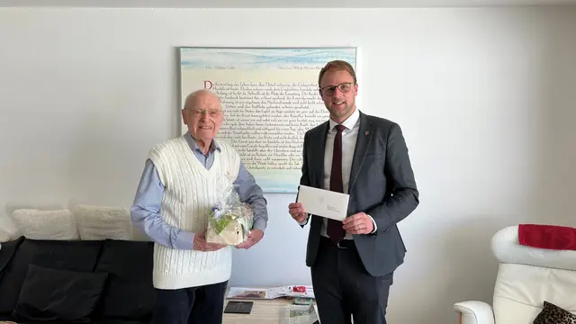 Bürgermeister König gratuliert Herrn Wraase zum 95. Geburtstag | Foto: BMA