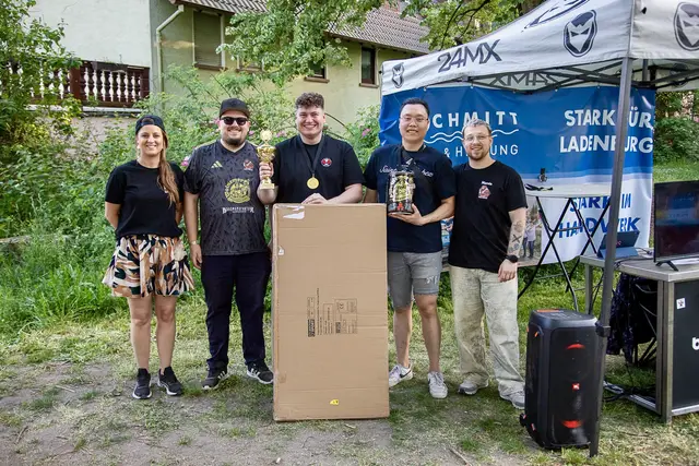 Das Team "See No Snus" (2. und 3. von rechts) durfte sich über tolle Preise freuen, u. a. ein Cornhole-Set. 