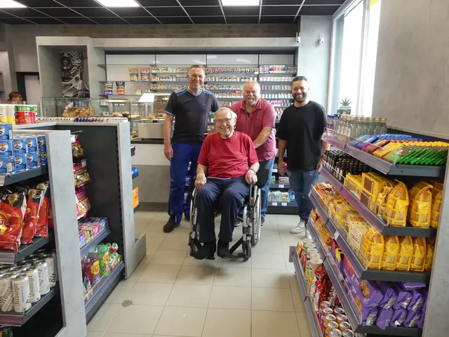 Der neue Pächter Zafer Kacmaz (re) hat die Tankstelle von seinen Vorgängern übernommen.