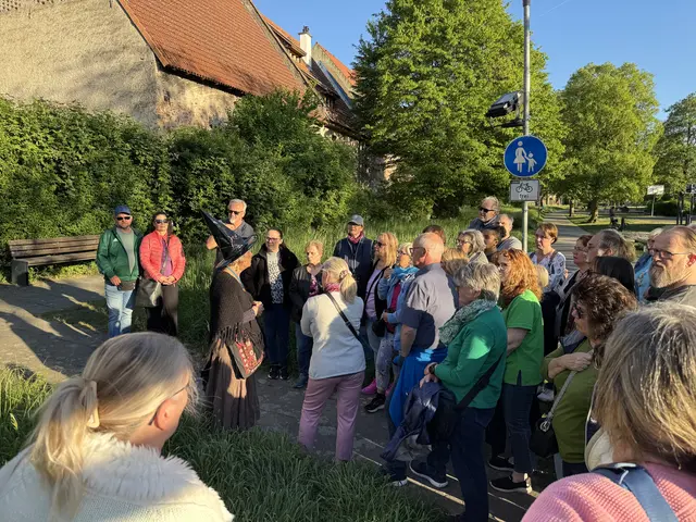 Los ging's am Hexenturm, wo sich knapp 50 Interessierte einfanden, um Spannendes rund um Hexen und Henker zu erfahren. 