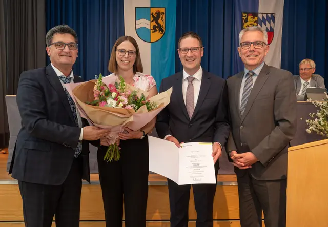 Der 1. stellvertretende Vorsitzende des Kreistags, Frank Werner (links) überreichte dem neuen Landrat Manuel Just (2. v. r.) seine Ernennungsurkunde und dessen Gattin Stefanie Just einen Blumenstrauß. Just übernimmt ab 1. Mai die Amtsgeschäfte des scheidenden Landrats Stefan Dallinger | Foto: Landratsamt Rhein-Neckar-Kreis