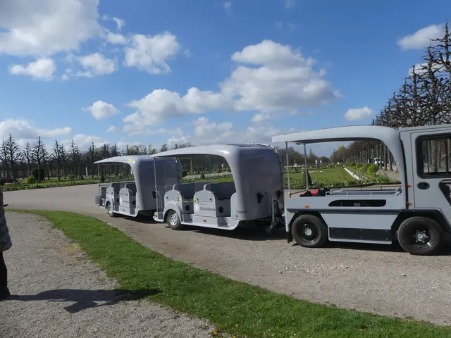 Mit der Solar-Wegebahn geht es sicher und bequem durch den Schlossgarten.