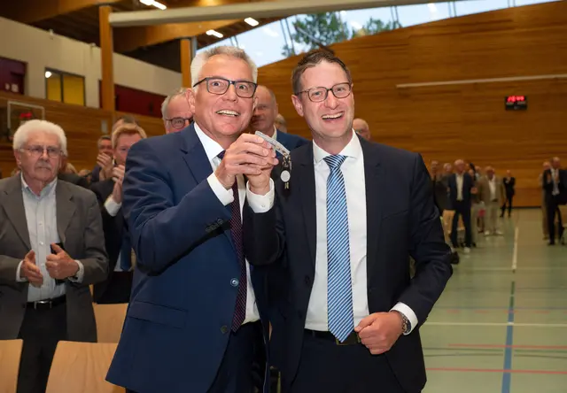 Schlüsselübergabe an den neuen Landrat Manuel Just | Foto: 
Foto: Landratsamt Rhein-Neckar-Kreis