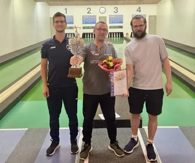 Von links: 2.Sportwart Daniele Ridinger, Vereinsmeister Silvio Fröhlich und 1.Sportwart Lucas Reinle | Foto: Sportkegelclub Edingen-Neckarhausen