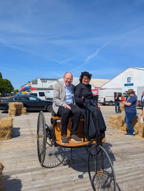 Christian Specht auf der Fahrt mit Bertha Benz im Patentmotorwagen. | Foto: Schatz