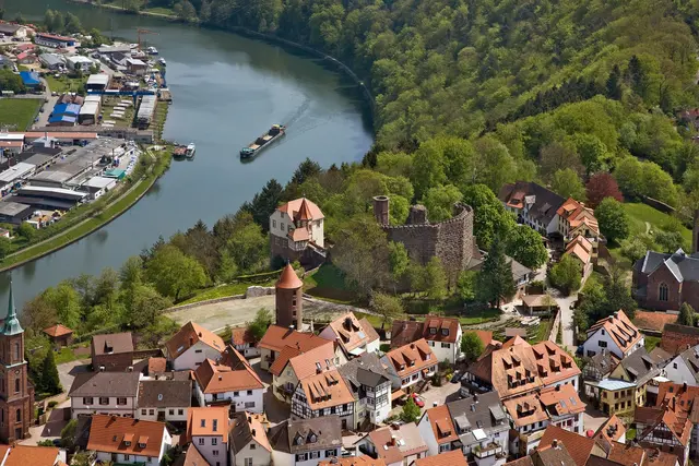 Hoch über dem Neckar liegt die Burgfeste Dilsberg.
