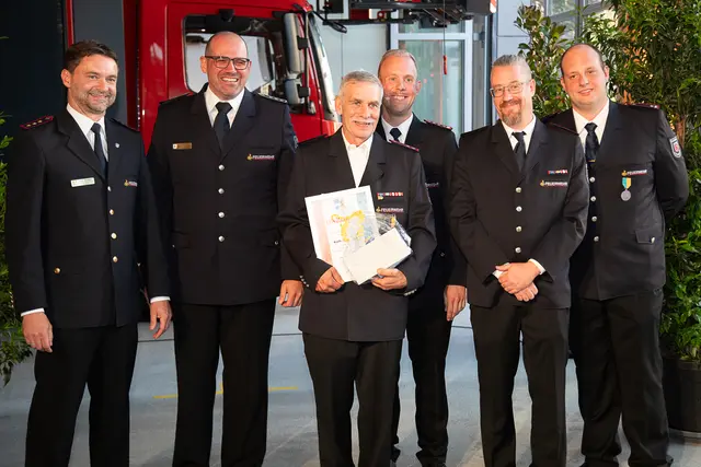Karl-Heinz Schäfer (Mitte) nahm sichtlich stolz das Ehrenkreuz in Bronze des Kreisfeuerwehrverbands Rhein-Neckar entgegen.