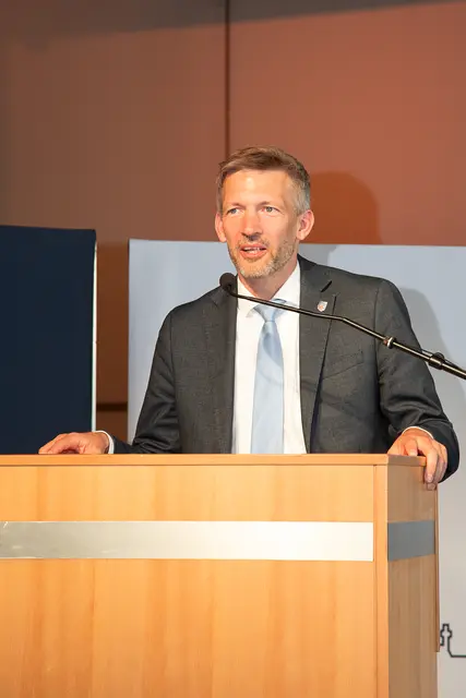 Bürgermeister Schmutz dankte für die rekordverdächtige Anzahl von 343 Einsätzen im Jahr 2025.