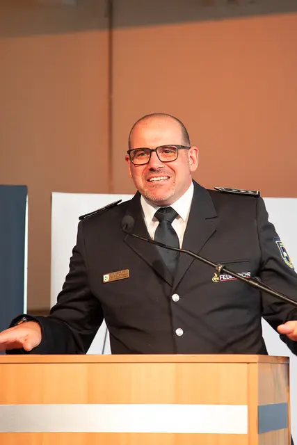 Der stellvertretende Kreisbrandmeister Patrick Janowski ehrte Karl-Heinz Schäfer, der eine besondere Auszeichnung erhielt. 