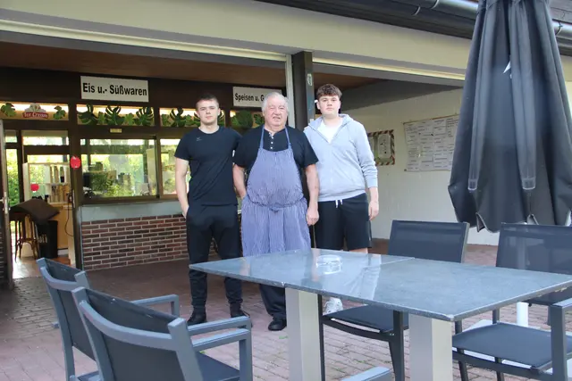 Das Kioskteam mit Heinz Jäger und seinen beiden Enkeln Julian  (links) und Lucas haben sich auf die kurze Badesaison vorbereitet  | Foto: Sturm