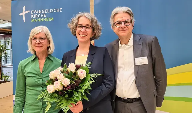 Pfarrerin Verena Schlarb (Mitte) ist die neue Dekanin im Stadtkirchenbezirk Mannheim. | Foto: de Vos