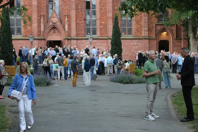 Pausengetränke mit ein paar Regentropfen - das SAP-Konzert konnte nicht im Kirchgarten stattfinden.