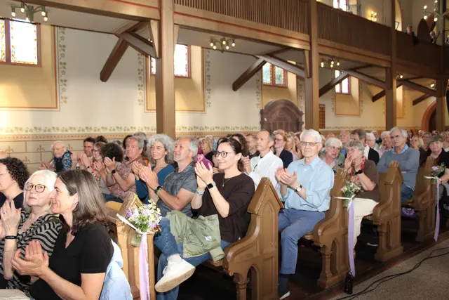 Jubelrufe gab es von Anfang an - wenn auch in der Kirche statt im Kirchgarten.