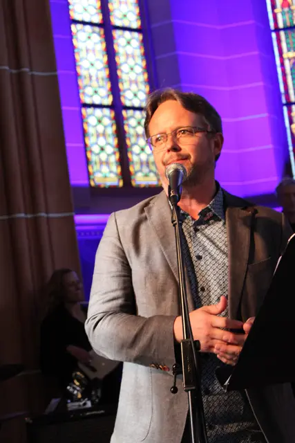 Pfarrer David Reichert behielt das Wetter im Auge, sodass wenigstens die Pausengetränke, die der Posaunenchor anbot, draußen im Kirchgarten genossen werden konnten.