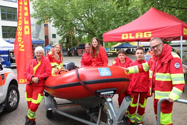 Das DRLG-Team um Susanne Schankola (links)  warb dafür, einen Schwimmkurs zu besuchen.  | Foto: Sturm