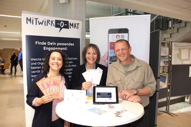 Nicole Hoffmann (links) Beate Glowinski und Robert Lesl von der Stadtverwaltung stellten verschiedene Portale vor.  | Foto: Sturm