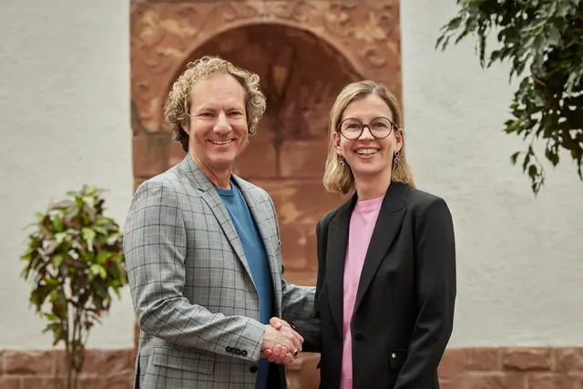 Prof. Dr. Alexander Schubert, Bürgermeister der Stadt Speyer und ehemaliger Direktor, neben Simone Heimann, der neuen Direktorin, während der festlichen Amtsübergabe im Historischen Museum der Pfalz in Speyer.  | Foto: H.-G. Merkel
