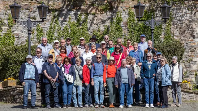 Die Reisegruppe der Singgemeinschaft Frohsinn/Sängerbund auf dem Rathausplatz in Herrstein. | Foto: zg