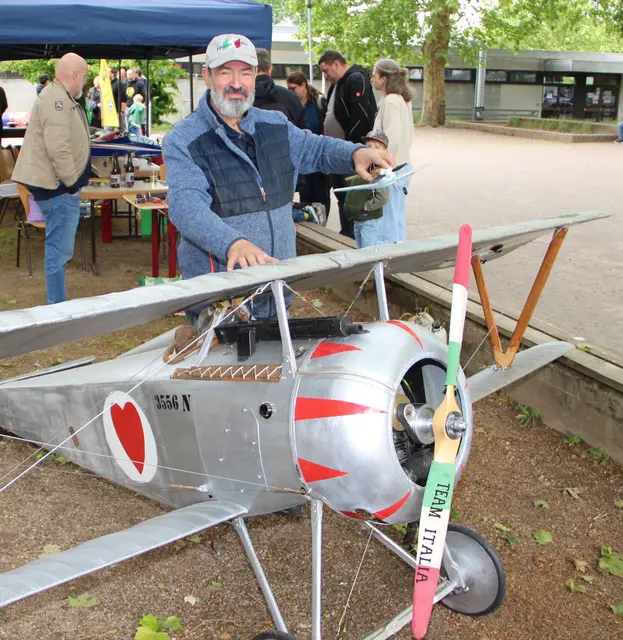 Piero Steri machte kleinen Modellfans die Jugendarbeit beim Modellbau-Club schmackhaft.  | Foto: Sturm