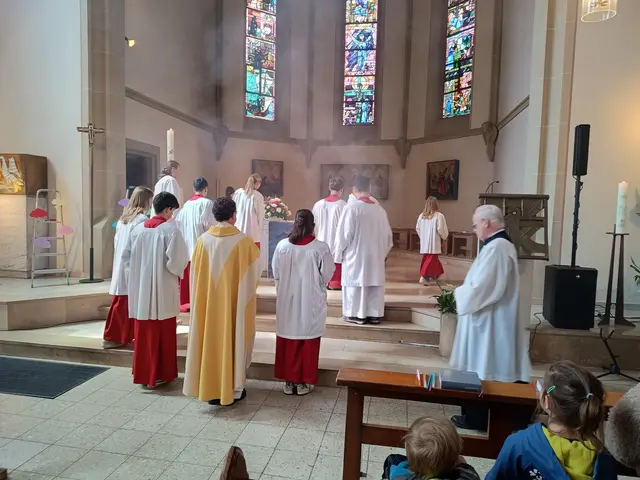 Der Gottesdienst fand wegen des schlechten Wetters in der St.Bonifatius Kirche statt. | Foto: Kohm