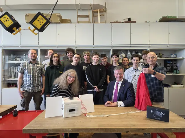 Auf dem Bild sind zu sehen: Dr. Anke Neuhaus (TECHNOSEUM) und Dr. Jobst-Friedrich von Unger (Rotary Club Heidelberg-Schloss, beide im Vordergrund) mit den Mitgliedern des TECHNOclub professional sowie Mitarbeitenden und Ehrenamtlichen des TECHNOSEUM.  | Foto: TECHNOSEUM, Jan Kadel