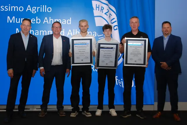 Vlnr: Dietmar Clysters(Obermeister),  Klaus Hofmann (Präsident Handwerkskammer Mannheim Rhein-Neckar-Odenwald), Philip Salobir (Geselle), Victor Schumann (Geselle), Jochen Fröscher (Ausbildungsbetrieb von
Lukas Glöckner), Alexander Menge (Vorsitzender
Gesellenprüfungsausschuss). | Foto: Busalt
