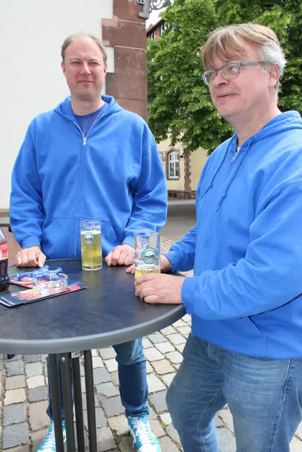 Gönnten sich ein Ladenburger Bier "weil es schmeckt": Jörg (links) und Thiemo