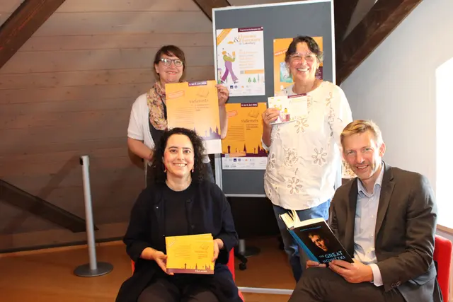Vorfreude auf die Literaturtage 2026: Carolin Callies und Kristin Wolz (stehend von links) und Bürgermeister Stefan Schmutz nebst Nicole Hoffmann