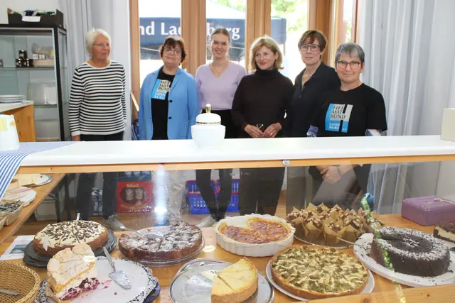 Leckeren Kuchen konnte man drinnen und draußen genießen beim Heimatbund in der Alten Kochschule