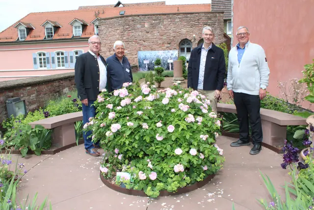 Sehr zufrieden mit dem Interesse - es kamen gut 650 Besucher - waren Stiftungsvorsitzender Michael Salinger, Werner Molitor, Andreas Hensen und Günter Bläß als Stellvertretender Bürgermeister (von links)