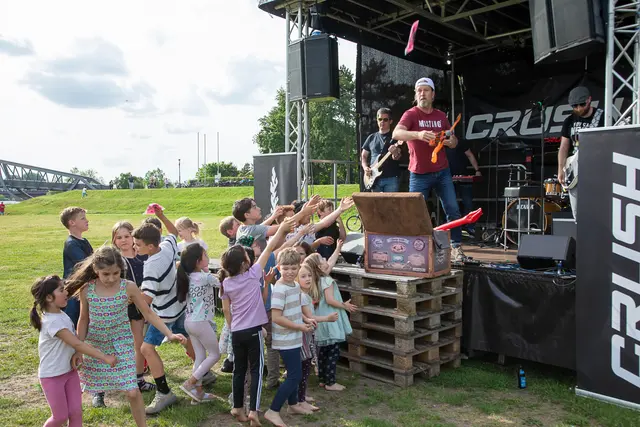Die Kinder freuten sich über die aufblasbaren Musikinstrumente von Crash Live.