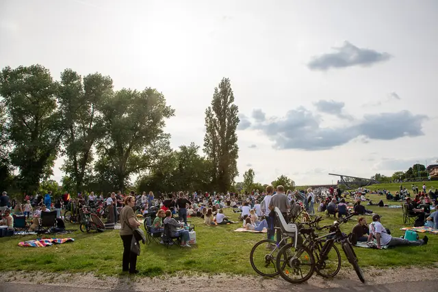 Die Festwiese war nach einer Stunde voll. 
