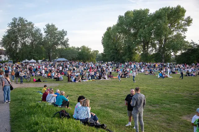 Hunderte von Menschen versammelten sich zum ersten Sundowner in diesem Jahr auf der Festwiese.