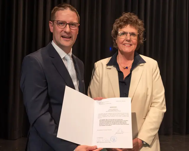 Landrat Manuel Just und Regierungspräsidentin Sylvia M. Felder mit der von beiden unterschriebenen Niederschrift über seine Verpflichtung...  | Foto: Landratsamt Rhein-Neckar-Kreis