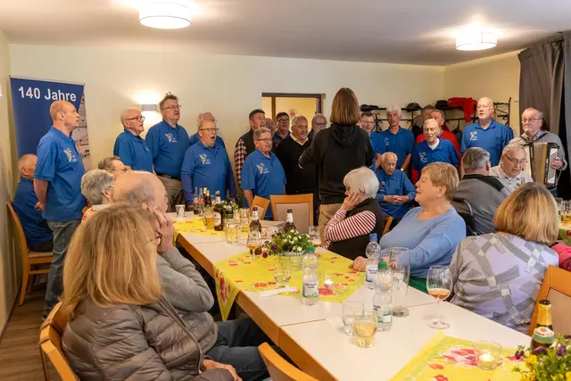 Niklas Zaberer dirigiert die Singgemeinschaft und Jürgen Zink begleitet am Akkordeon. | Foto: zg