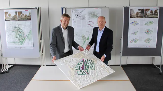 Bürgermeister Stefan Schmutz (links) und STEG-Geschäftsführer Peter Müllerleile sind mit dem Siegerentwurf sehr zufrieden. 