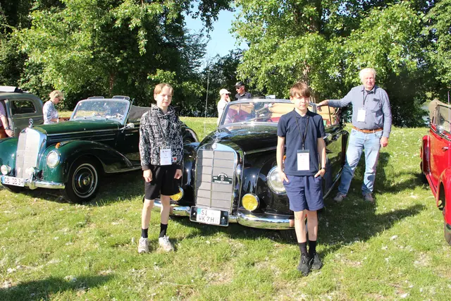 Aus Berlin reisten Rasmus und Morten (links) an, um mit Opa Wolfgang Klaas Oldtimerluft zu schnuppern. 