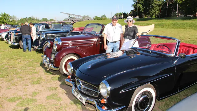 Hans-Peter Kümmel pflegt seine Oldtimer mehr als sein Frau, was Sigrid Kümmel aber verkraften kann.  