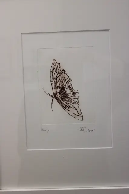 Ein Schmetterling ist im hinteren Raum zu entdecken.