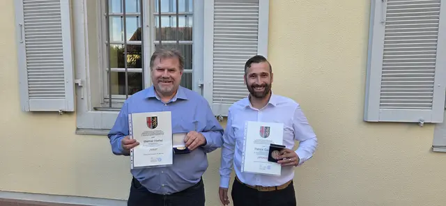 Werner Hertel und Patrick Galow präsentieren stolz ihre Ehrung | Foto: FC Viktoria