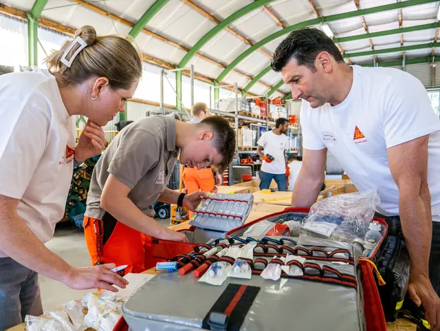 Anhand von Checklisten überprüfen die Tageshelferinnen und -helfer medizinisches Material auf Vollständigkeit. | Foto: Johanniter