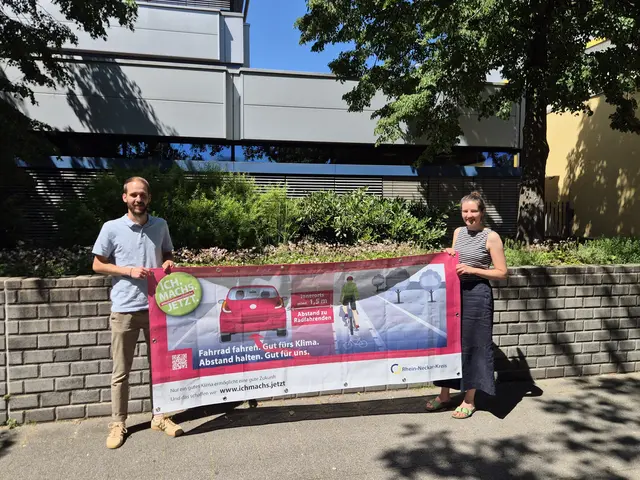 Die Kreisradkoordinatoren Lisa Meyer und Ricardo Beringer präsentieren das Banner zur Kampagne „Fahrrad fahren. Gut fürs Klima. Abstand halten. Gut für uns.“ | Foto: Landratsamt Rhein-Neckar-Kreis