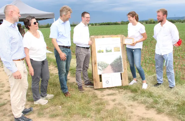 Der Maisanbau ist besser als sein Ruf: Luisa Sigmund und Maximilian Drost (rechts) erklärten Matthias von Wuthenau, Nicole Gross, Bürgermeister Stefan Schmutz und Landrat Manuel Just (links nach rechts) die Wichtigkeit des Maisanbaus. 