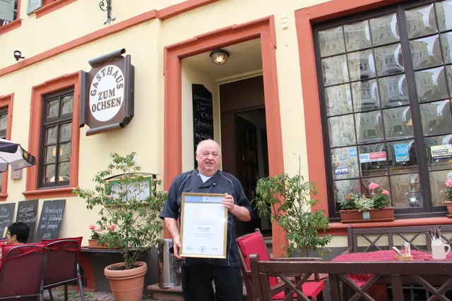 Ochsenwirt Heinz Jäger präsentiert stolz den Goldenen Meisterbrief – eine Auszeichnung, die sich der Gastronom durch Fleiß, Können und Beharrlichkeit verdient hat. 
