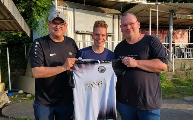 Neuzugang Florian Eißfeller (Mitte) wird von Neu-Trainer Michael Eisenhauer und Spielausschuss Steffen Schäfer vorgestellt. | Foto: -wy