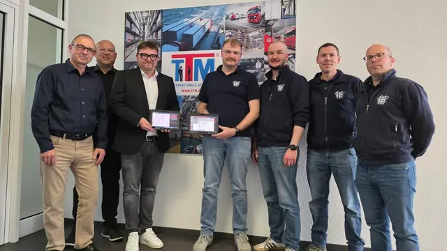 Dirk Holderbach, Marcus Bien und Sandro Fillbrunn (v. l., TTM) übergeben die neuen Tablets an Lukas Nicolai, Hendrik Simon Henn, Sascha Hirsch und Marcus Heinze von der Feuerwehr Edingen-Neckarhausen.